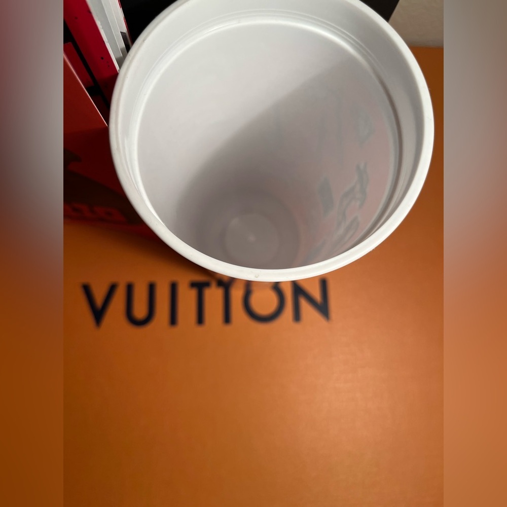 Post Malone Lot - includes a tour book & 2 Canes collaboration cups ! - Picture 7 of 11